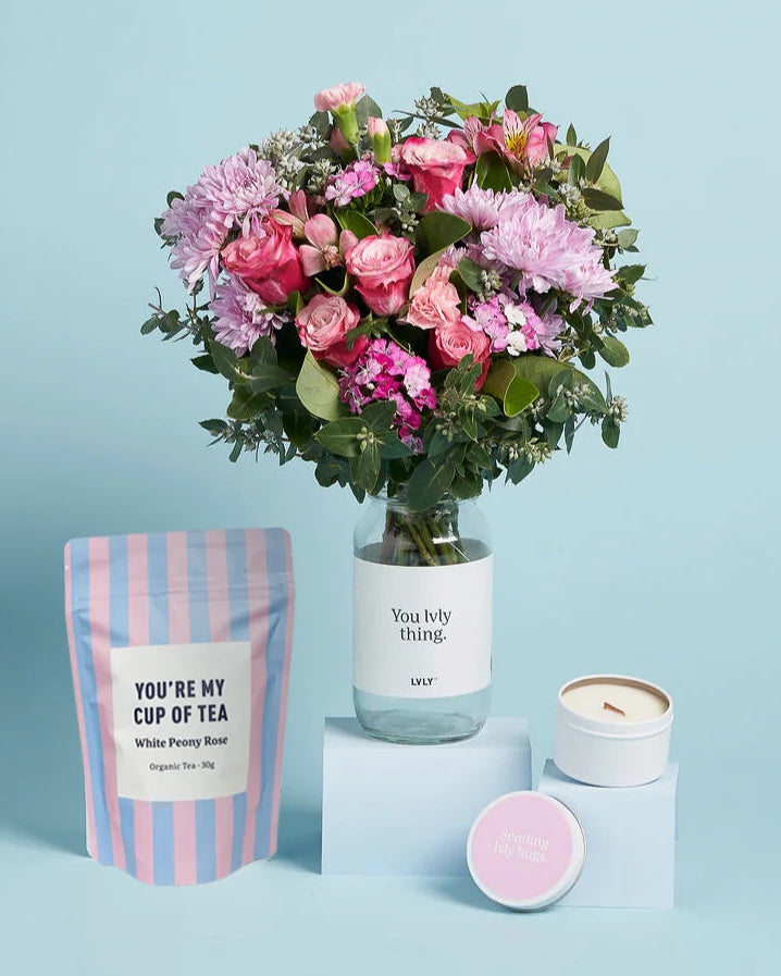 LVLY Hugs gift box